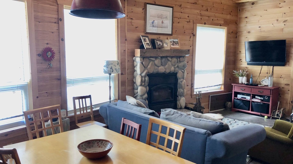 Grand Beach House | 10 minute Walk to Grand Beach Boardwalk