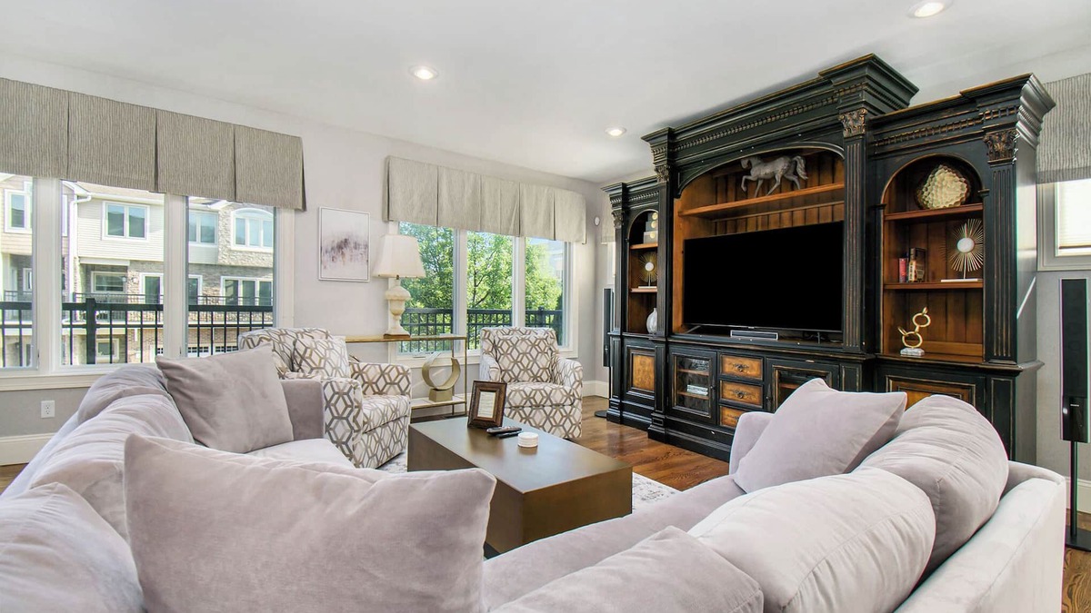 Notre Dame House | 10 Minute Walk to Notre Dame Stadium - 1st Class Accommodations - Updated 2024