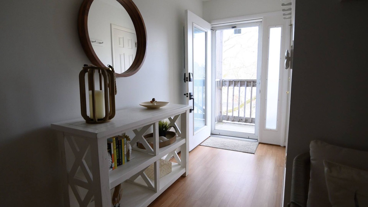 Caine Woods Condo | 10 minute walk to the beach! Family- size condo
