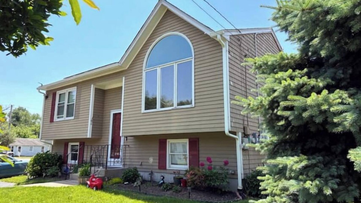 Cranston Apartment | 10 minutes from providence centrally locatednn