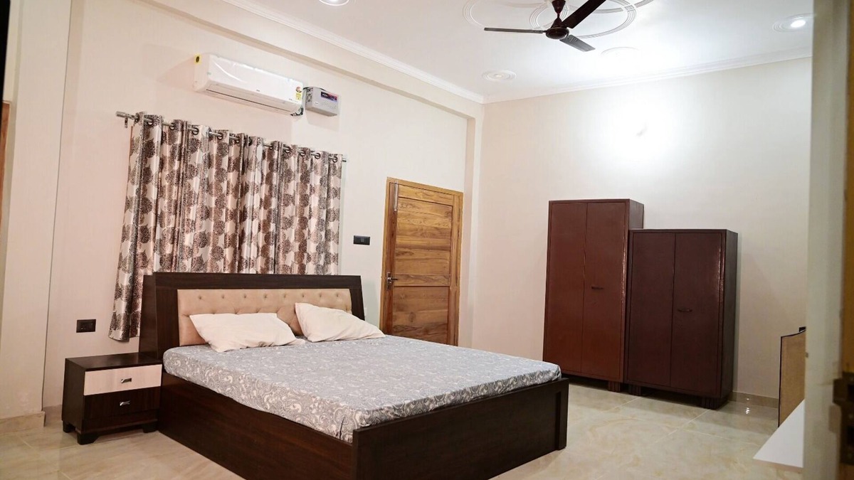 Bouvet Island House | 10 minutes from Ram Mandir! Family-sized home with Parking and Garden.