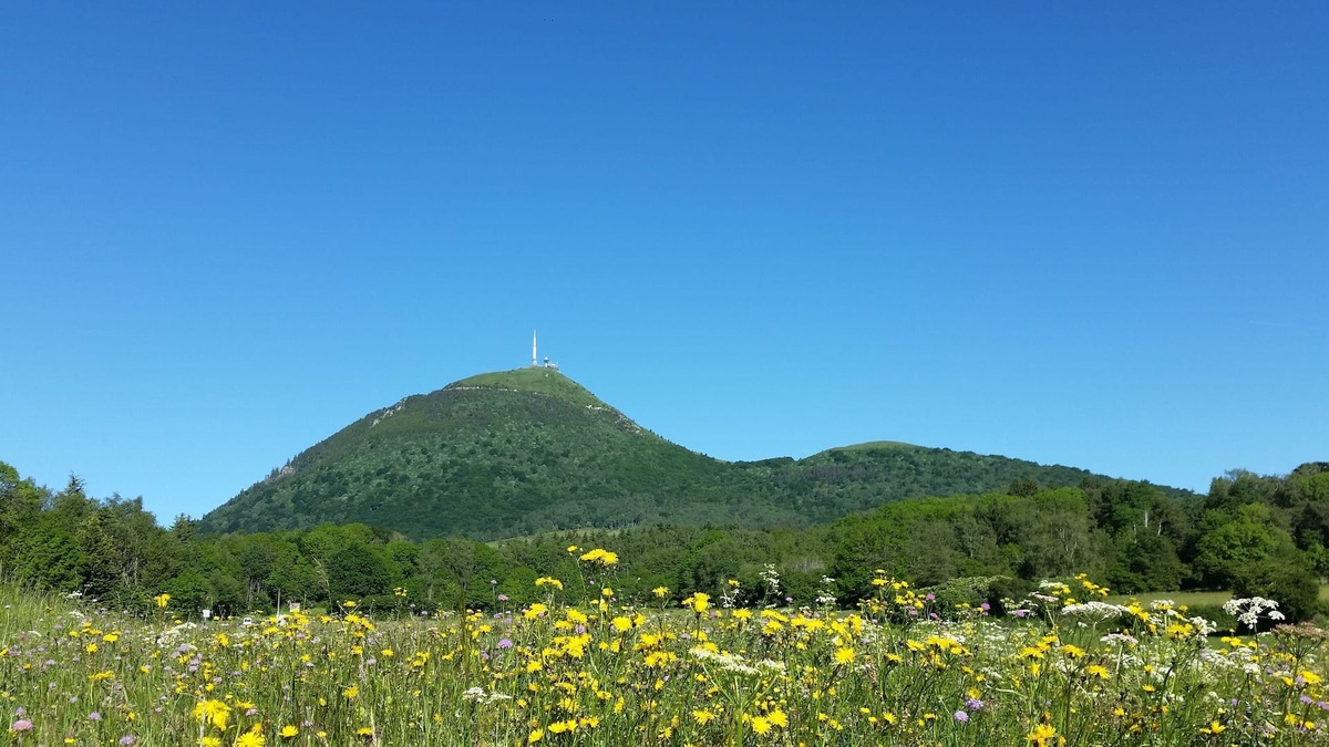 Pontgibaud Cottage | 10 minutes from Vulcania, nature gite with terrace overlooking valley