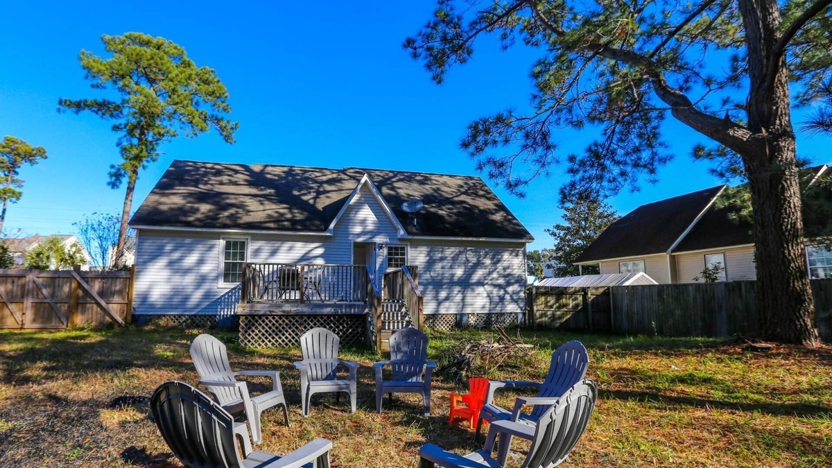 Mount Pleasant House | 10 Minutes to Beach & Downtown! Renovated Dog Friendly Home w/Bunk Bedroom & Fenced Backyard