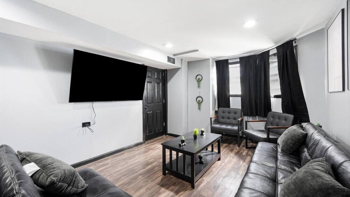 Little Village Apartment | 10 Minutes to Downtown Chicago - Sleeps 12 - King Beds - Games and Arcades