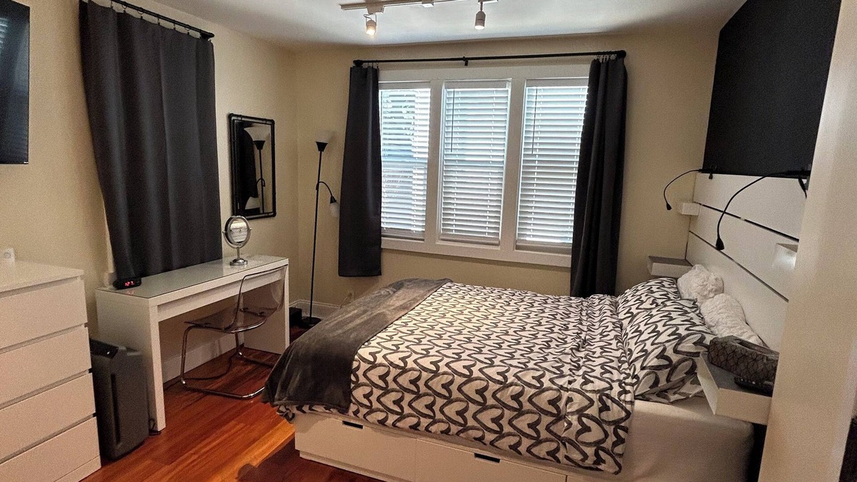 Venice House | 10 minutes walking to world famous Venice Beach and many wonderful restaurants