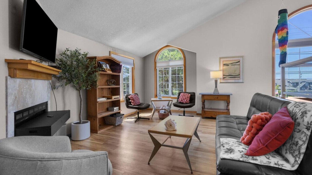 Downtown Cannon Beach Cottage | 10 Pelican View: Coastal Charm | Walk to Beach | Dog-Friendly