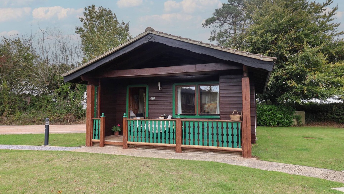 Combpyne Cottage | 10 PINEWOOD RETREAT, family friendly, with pool in Lyme Regis