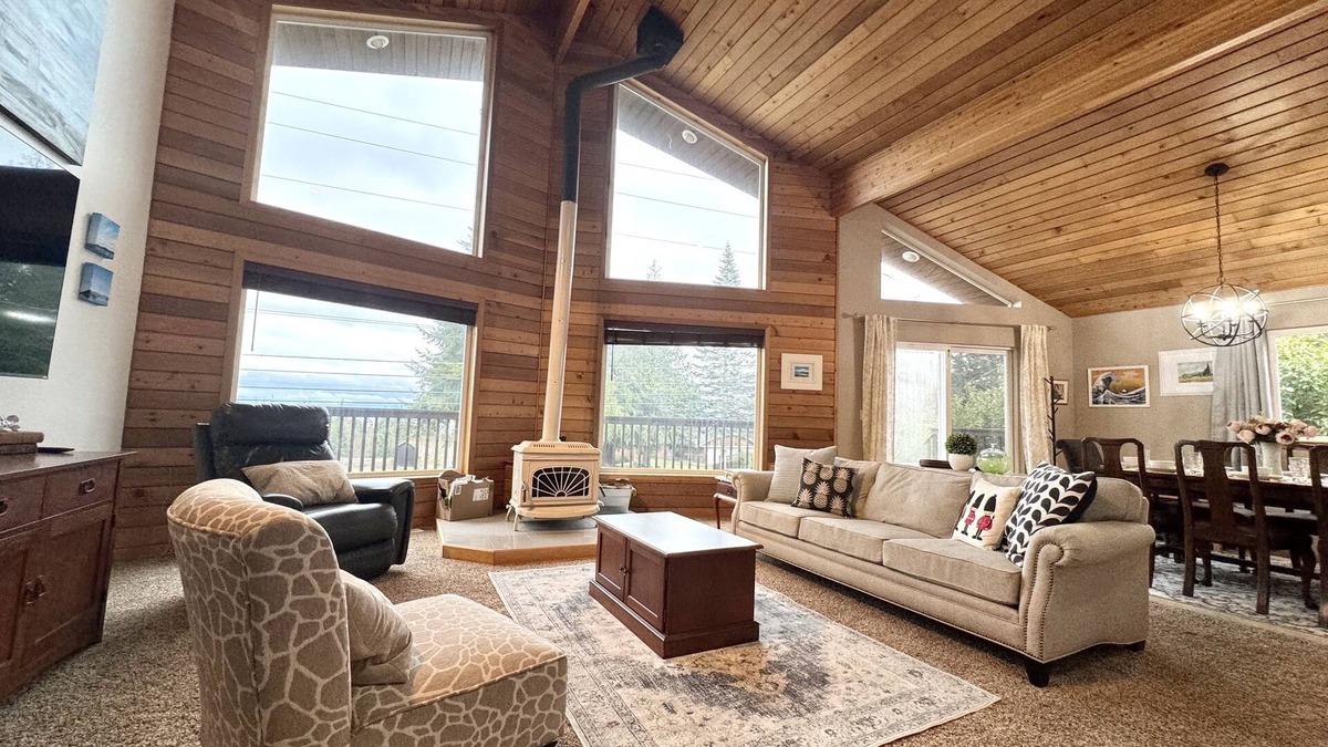 Camano Island House | 10 ppl/full house/relax/private yard/wifi/games/kid space/fire pit/uniq art
