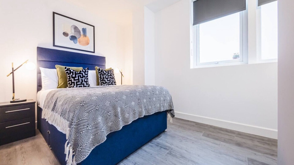 Swindon Apartment | 10 Regent Circus Apartment Central Location Long Stays