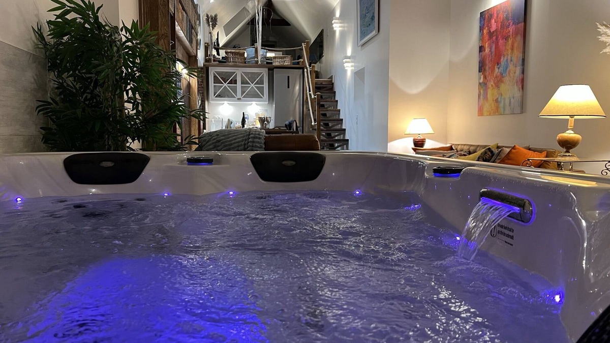 Saint-Jean-sur-Mayenne Bed & Breakfast | 100 m2 loft with private Jacuzzi