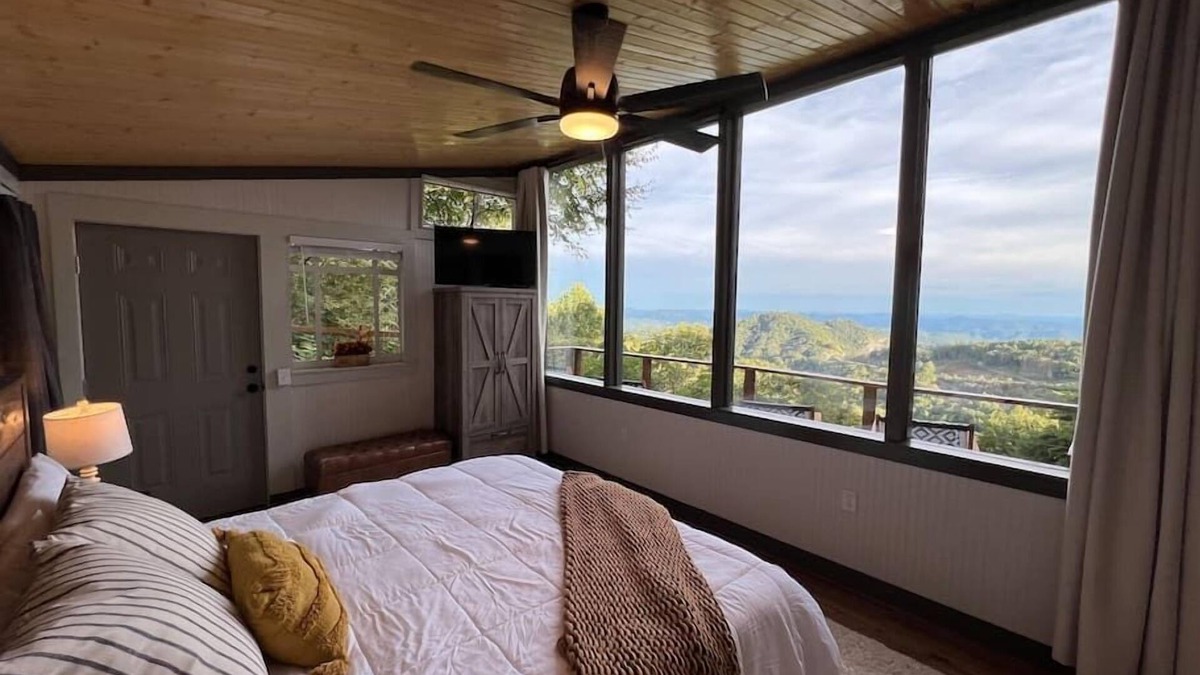 Apple Ridge Cabin | 100 mile views, 2½ mi. to BR, hot tub & Kids Loft