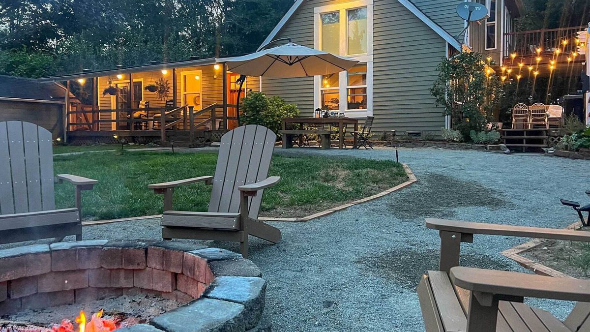 Lakebay House | 100-Year-Old Farmhouse w/Hot Tub on 5 Acres!