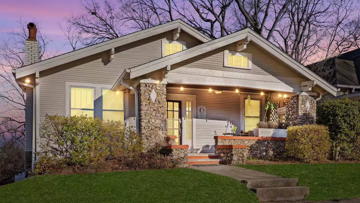 Forest Park House | 100 Year Old Southern Charmer ~HOT TUB~ Great Local
