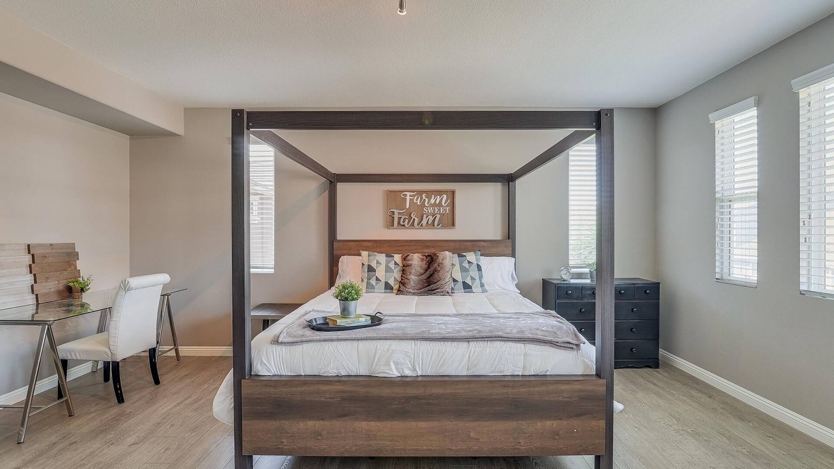 Eastvale House | 1000Mbps Súper Fast WiFi ✯ Large Group ✯ King Bed ✯ 4K Tvs