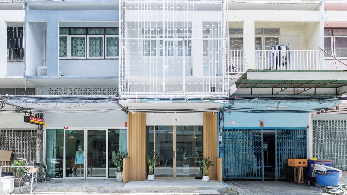 Phra Khanong Apartment | 100m from BTS Bangchak, Townhouse with 4 rooms for 12+3 people, free wifi & maid