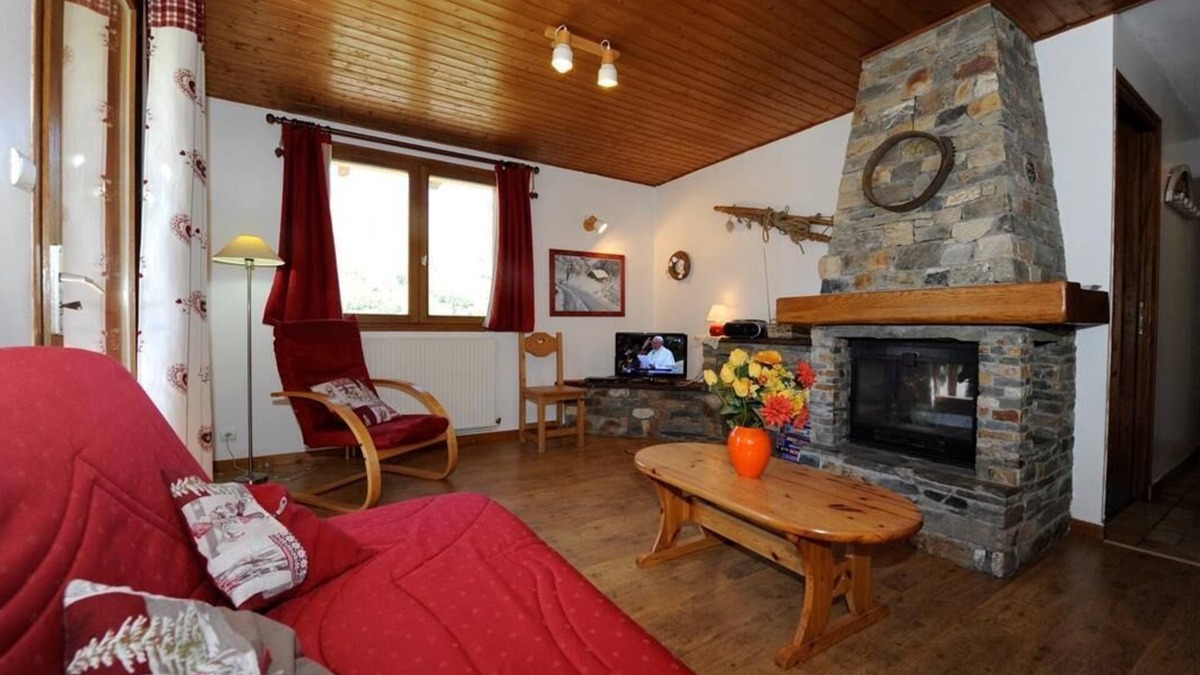 Le Bettaix Apartment | 100m from ski slopes, 1st floor, fireplace or stove, parking, tv, 60m², Les Menuires