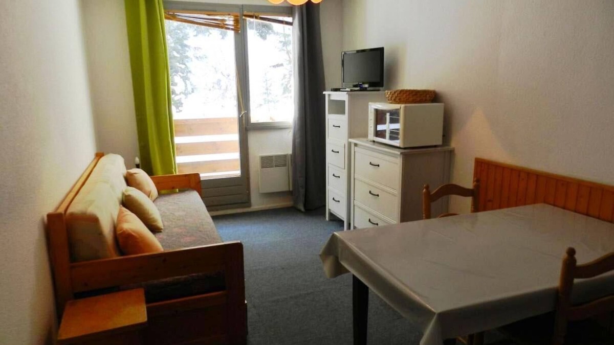 Le Pleynet Apartment | 100m from ski slopes, view valley/ski slopes, balcony, parking, ski locker, 18m², Les 7 Laux