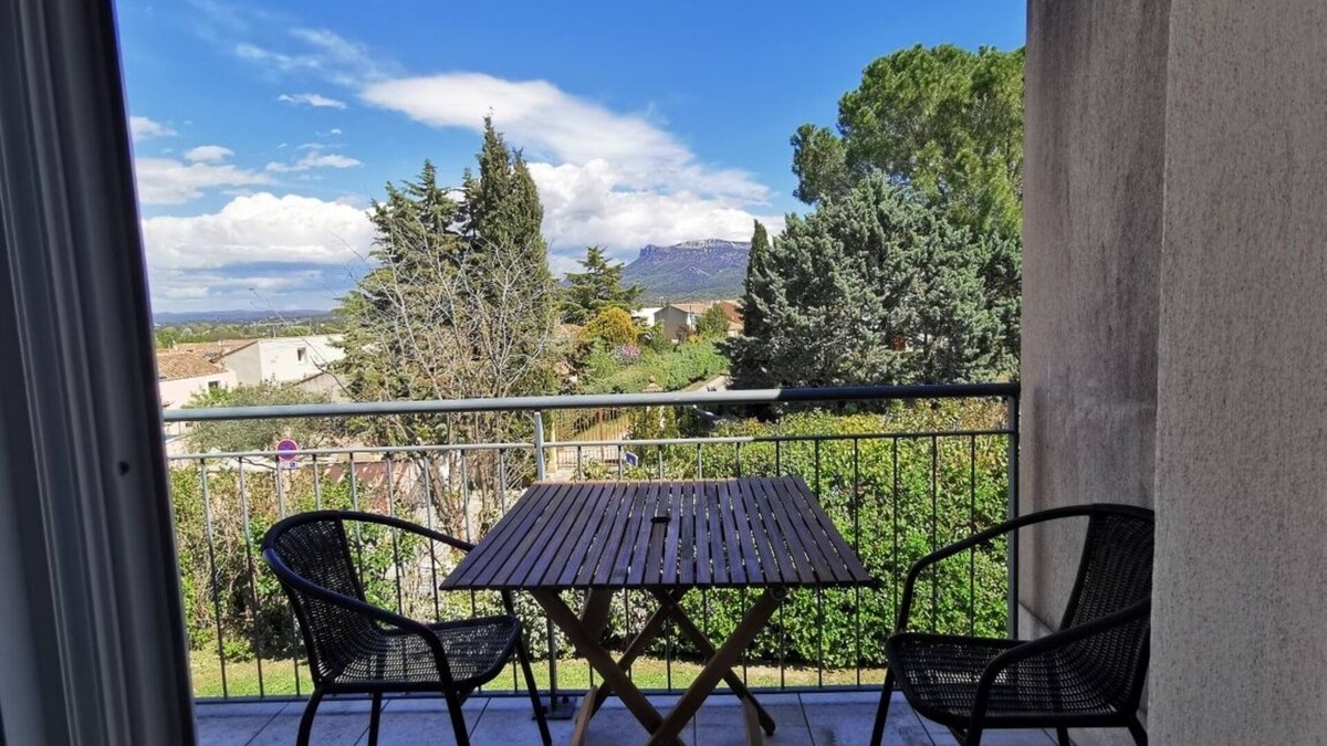 Trets Apartment | 100m from the center! Apartment with balcony