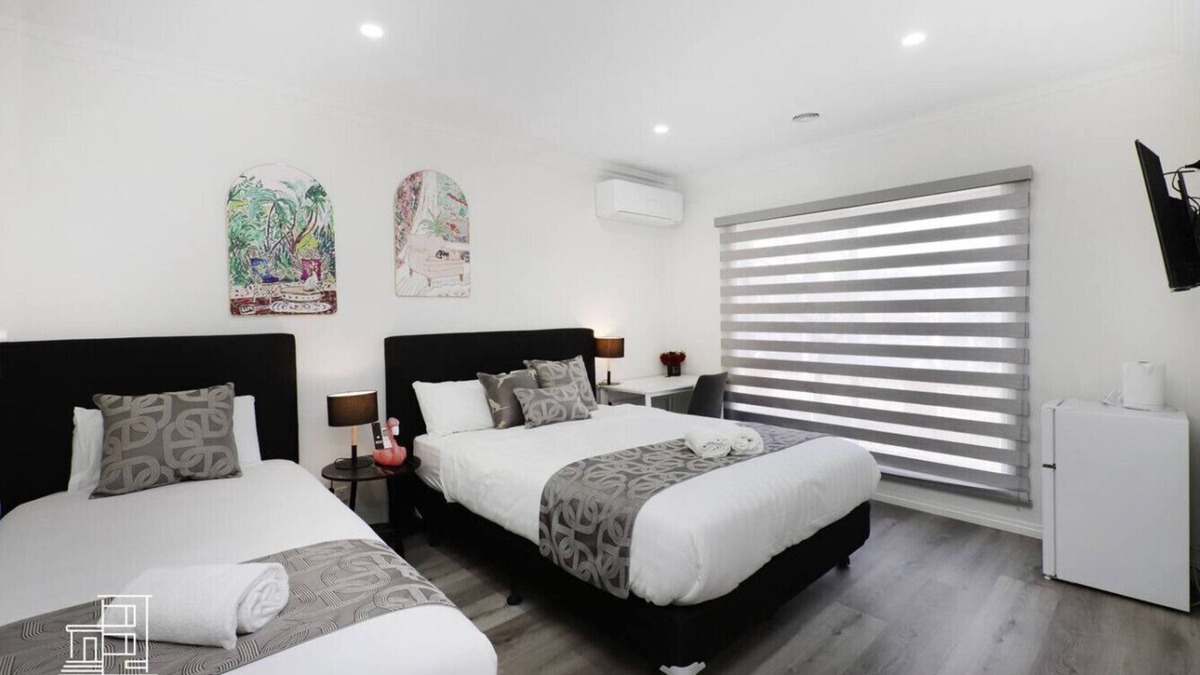 Brunswick East Apartment | 103 Luxury Queen & King Single beds w/Fast WiFi - 18 mins tram to CBD