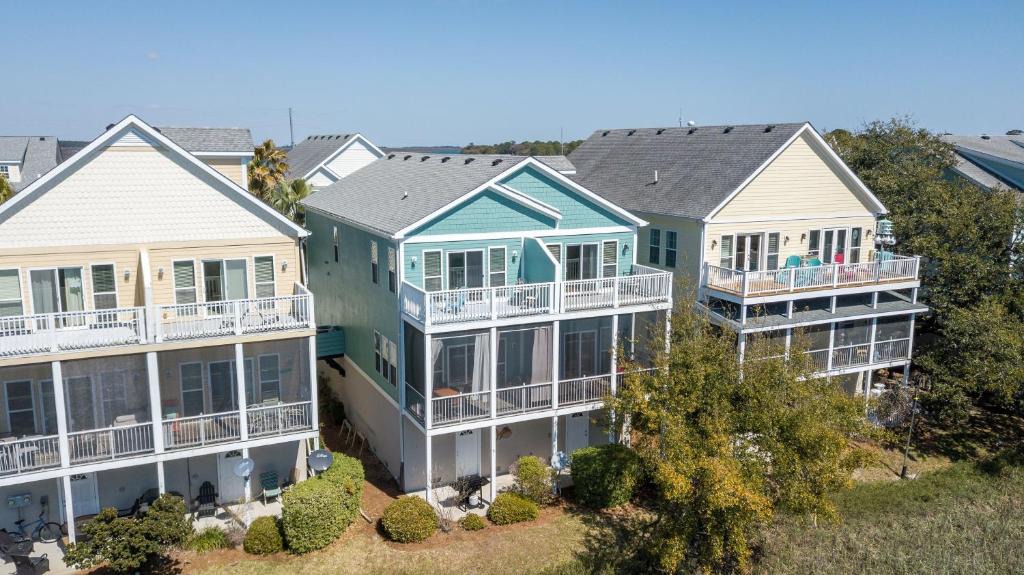 Waters Edge House | 103 WATERS EDGE ~ 3Bed/3Bath Townhouse~ Pool~Fishing Dock