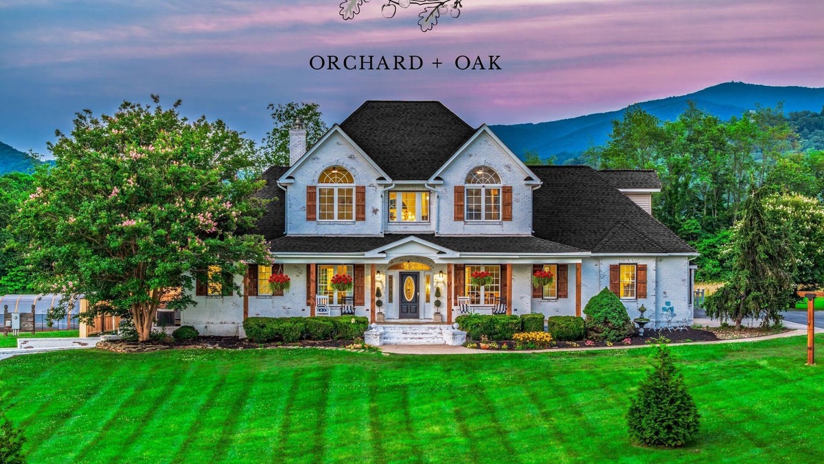 Cosby House | 10BR Estate/Dome Pool/Pickleball/Sauna/Theater/Arcade/Sleeps 33