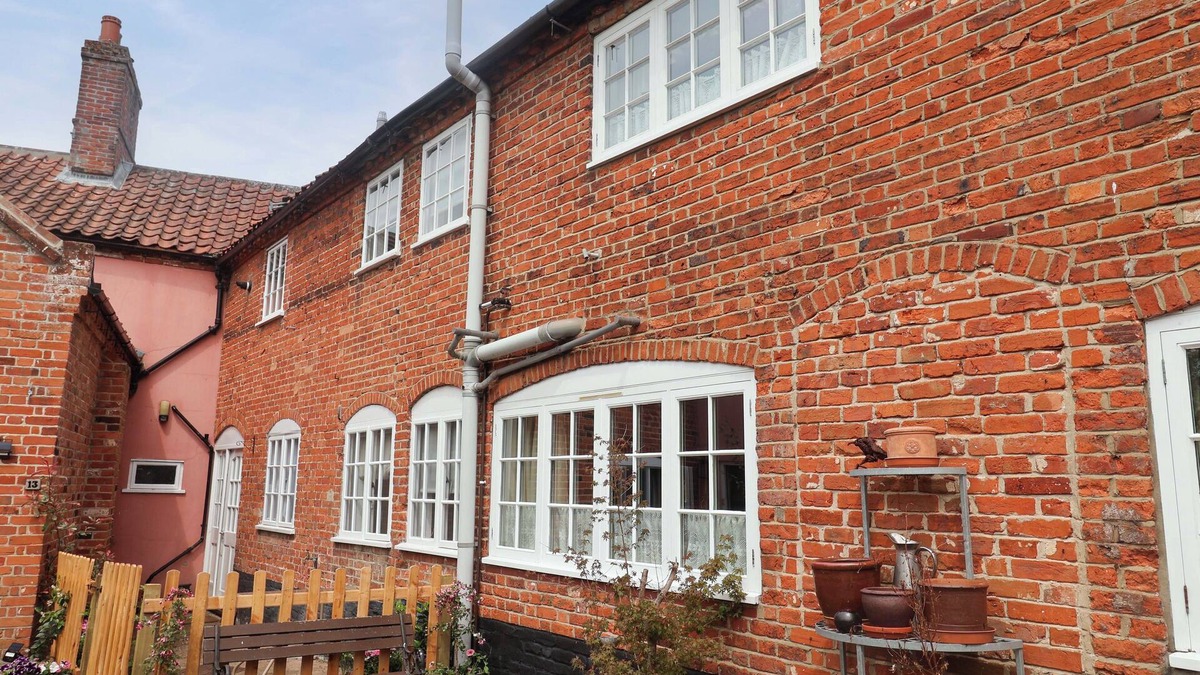 Beccles House | 11 BALLYGATE, pet friendly, character holiday cottage in Beccles
