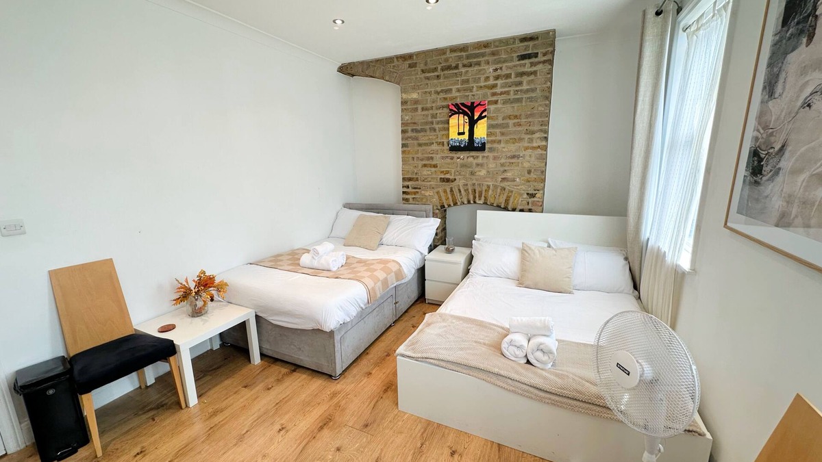 Brent House | 11 Guests - 6min Drive to the Wembley Stadium