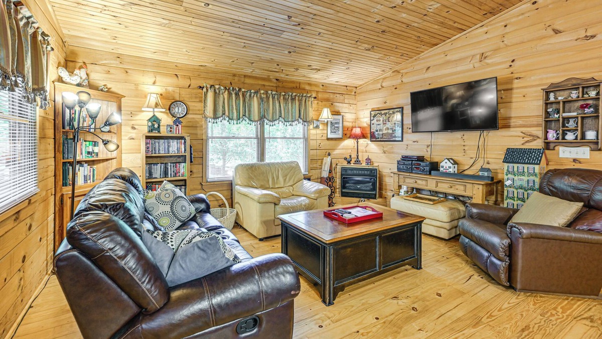 Franklin Cabin | 11 Mi to Dtwn: Franklin Cabin w/Porch!