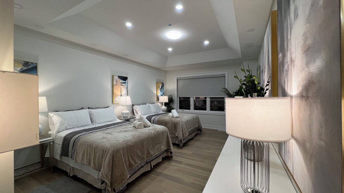 Markham House | 11 Queen Beds - French Style Detached House In Prestigious Angus Glen Markham