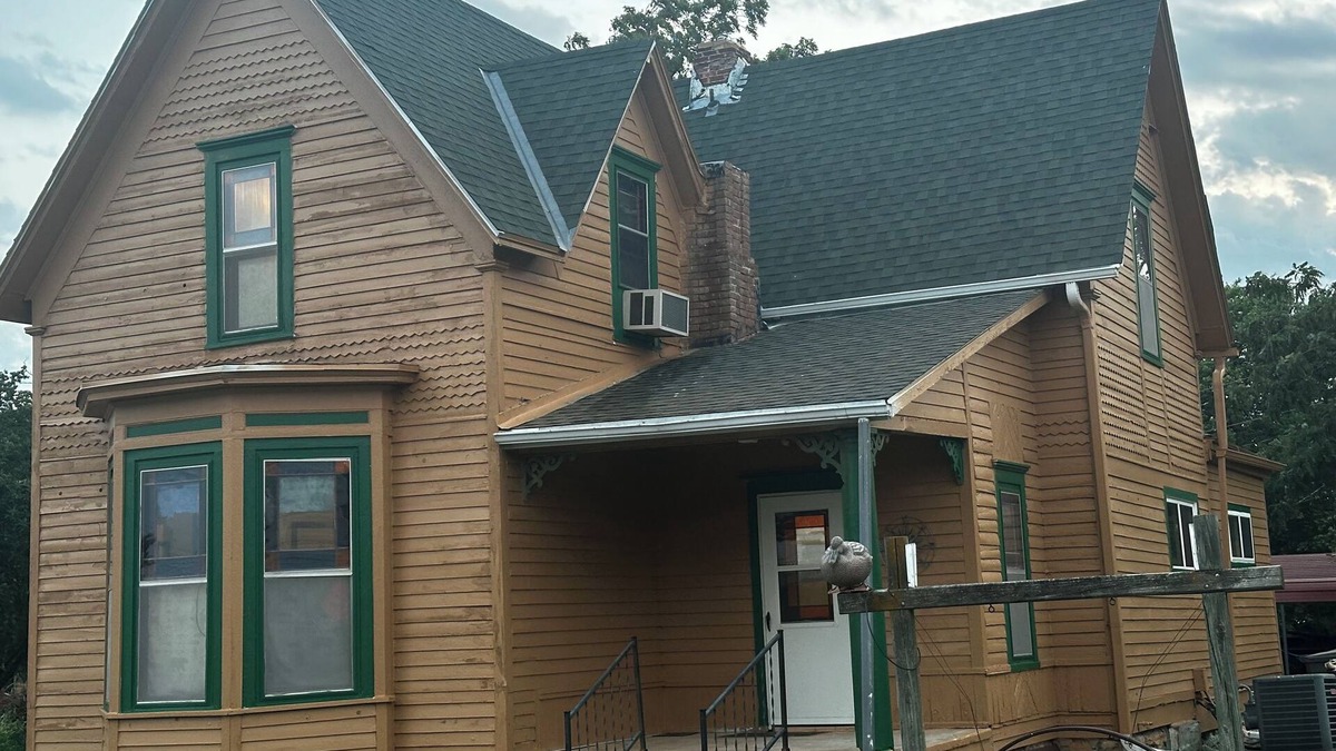 Cawker City House | 110 year old Renovated farm house in the heart of Cawcker city