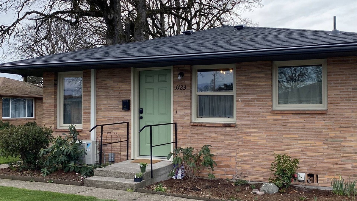 Southeast Salem House | 1123 The 3 Oaks 30 night fully furnished stay at a great price. Full Amenities!