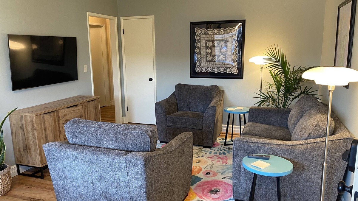 Southeast Salem House | 1133 The 3 Oaks 30 night fully furnished stay at a great price. Full Amenities!