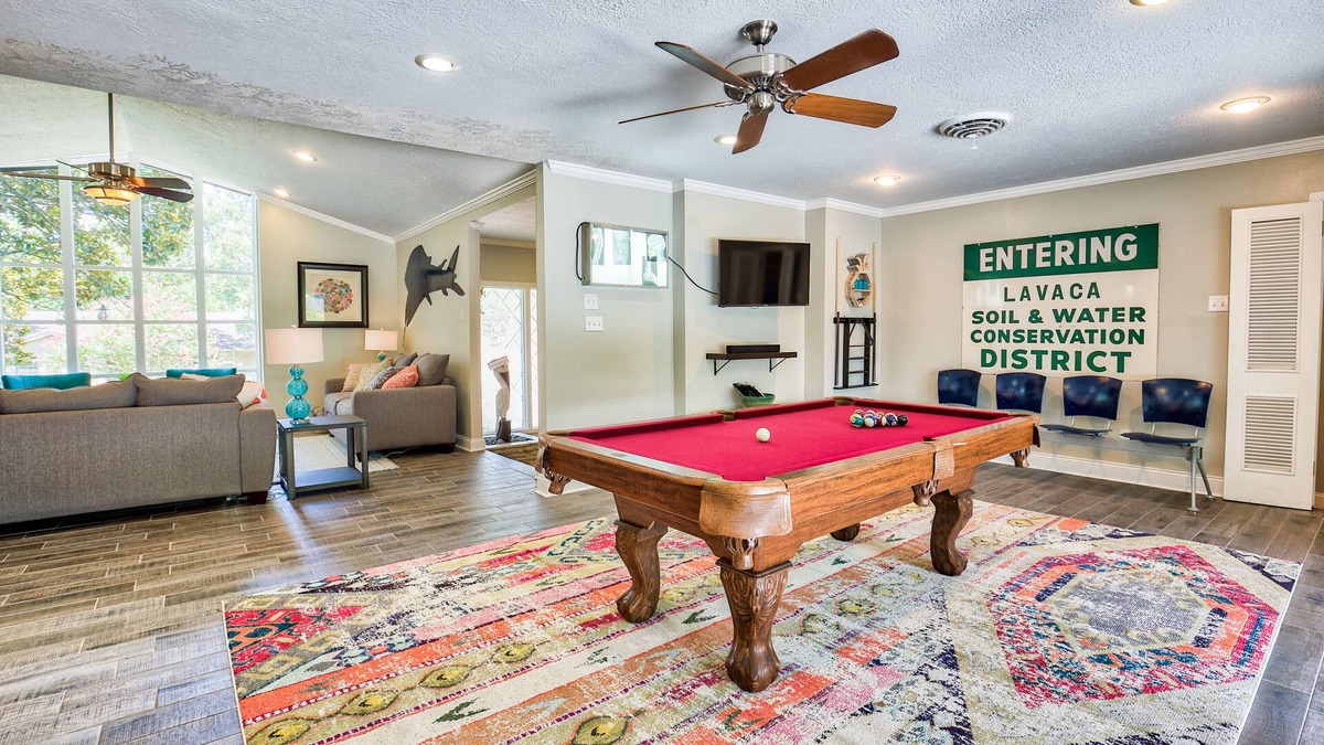 Brenham House | 12 Armadillos Main St: 2 Houses/Steps to Dwtn/Sleeps 18/Fun outdoor space!