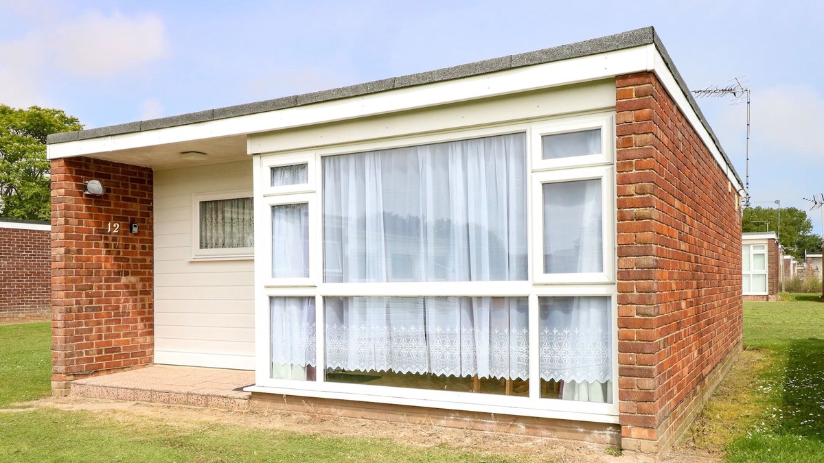 Great Yarmouth House | 12 BERMUDA HOLIDAY PARK, character holiday cottage in Hemsby
