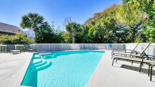 Beachwood East House | 12 Dunecrest Lane by AvantStay 2 Mins to Beach w Pool BBQ