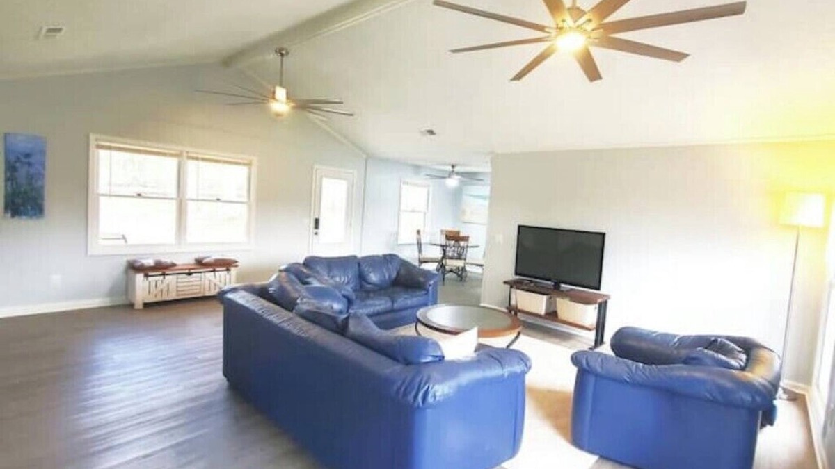 Dothan House | 12 ft ceiling - Open Space- Great for Extended Stay