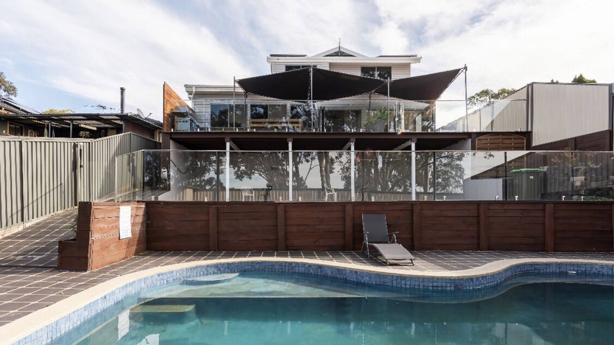 Casula House | 12 guests 5 bedrooms POOL walk to TRAIN Casula long distant views to SYNEY CITY