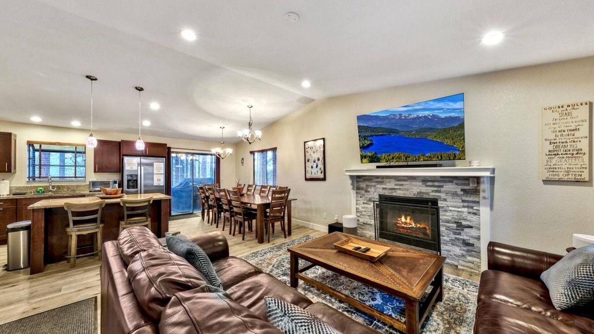 Montgomery Estates Cabin | 12 Guests+Kids, 13 Beds, Private Hot Tub, Fully Remodeled, Pool Table, Pet Friendly, A/C