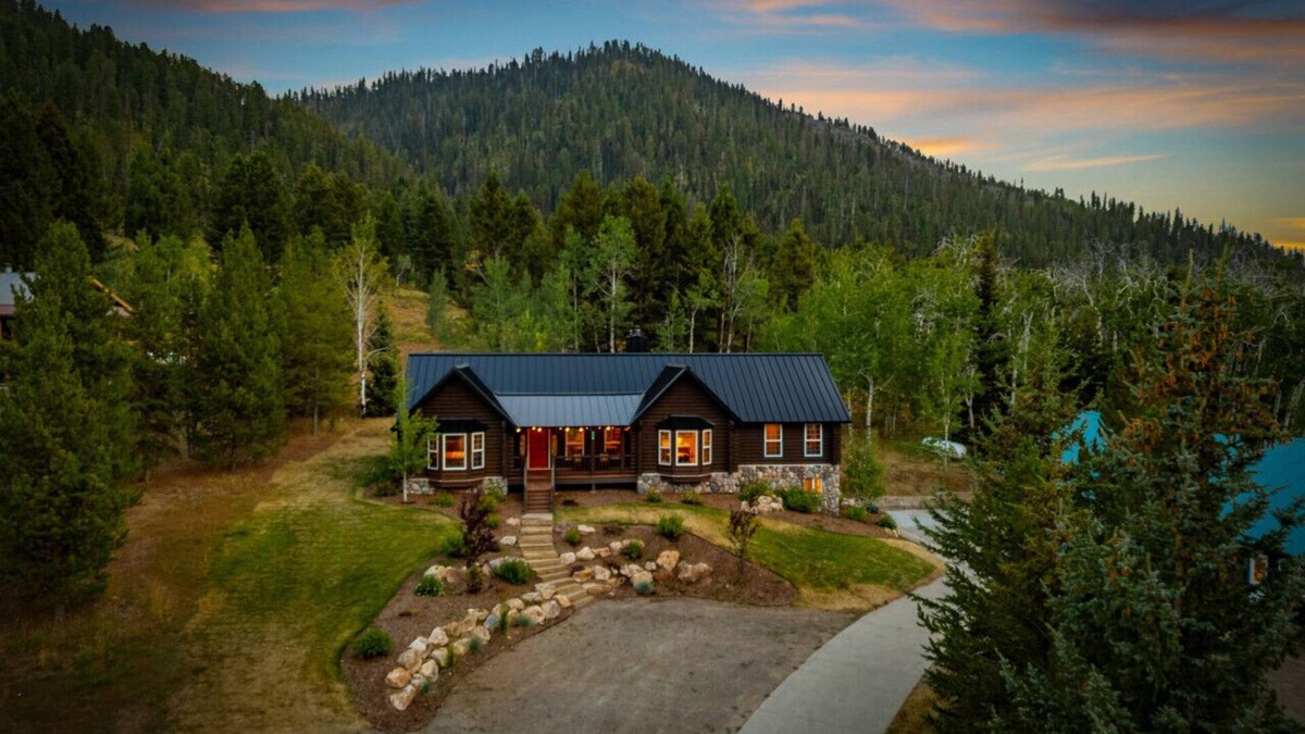 Island Park House | 12 MI 2 Yellowstone-Hot tub-Guest House-Sleeps 20