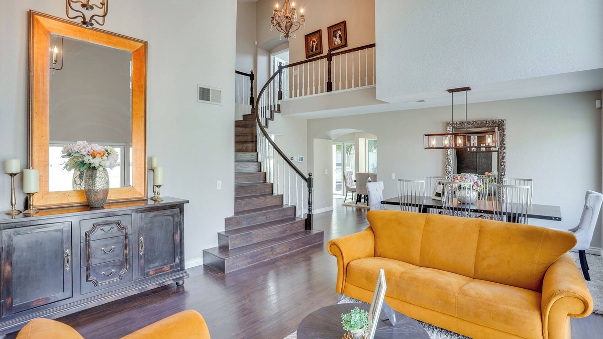 Orange House | 12 Mi to Disneyland! Sleek Suburban Home
