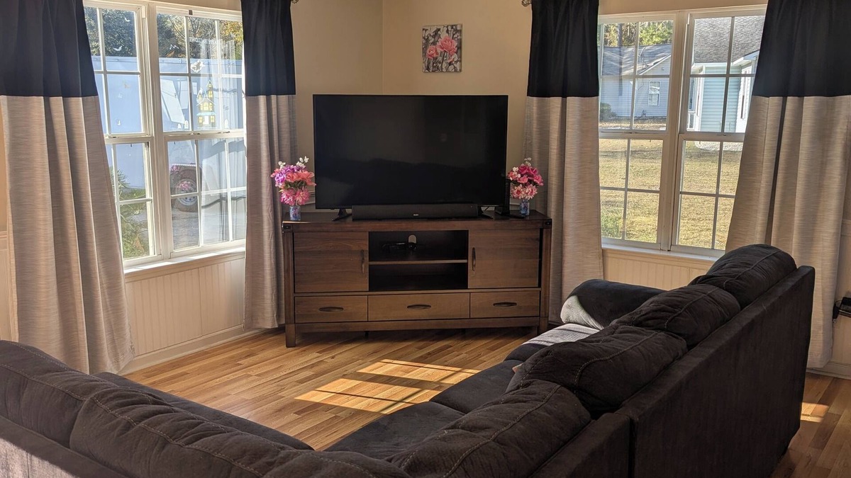 Laurel Bay House | 12 mi to Parris Island Cozy home