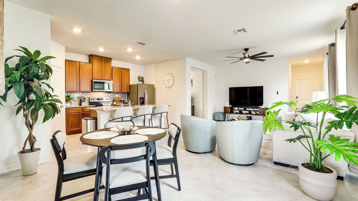 Elmendorf House | 12 Mi to San Antonio River Walk: Home w/Yard!