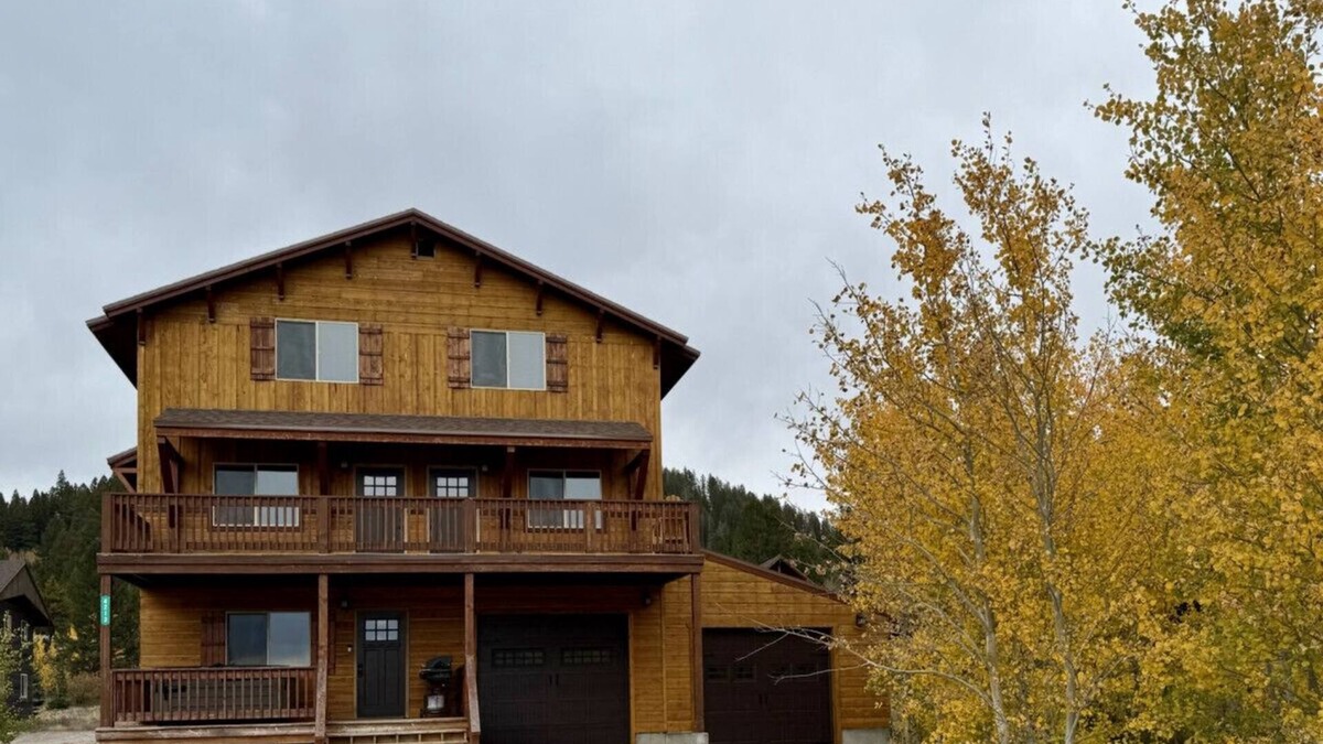 Island Park House | 12 miles from Yellowstone with incredible views - Grizzly Lodge