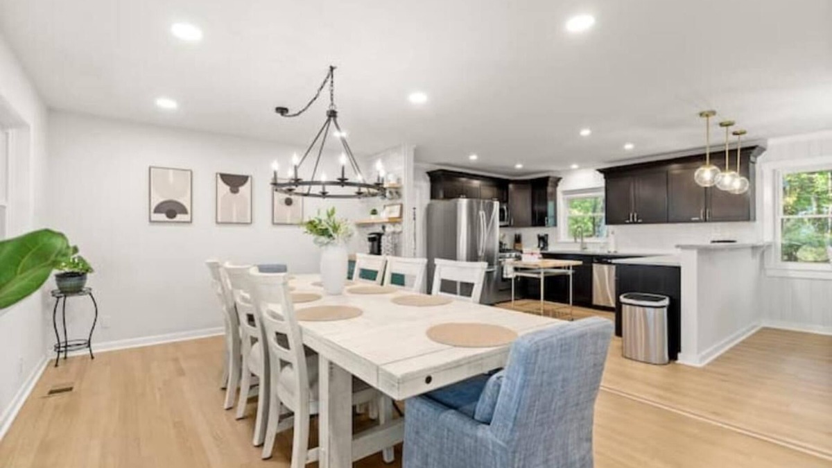 Acworth House | 12 min to Lakepoint Sports! 5 bedroom house. Game room. Fire Pit. Weddings!