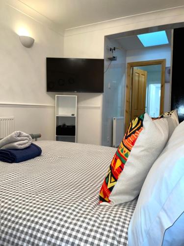 Havering Park Apartment | 12 Penn Gardens - Apart 3