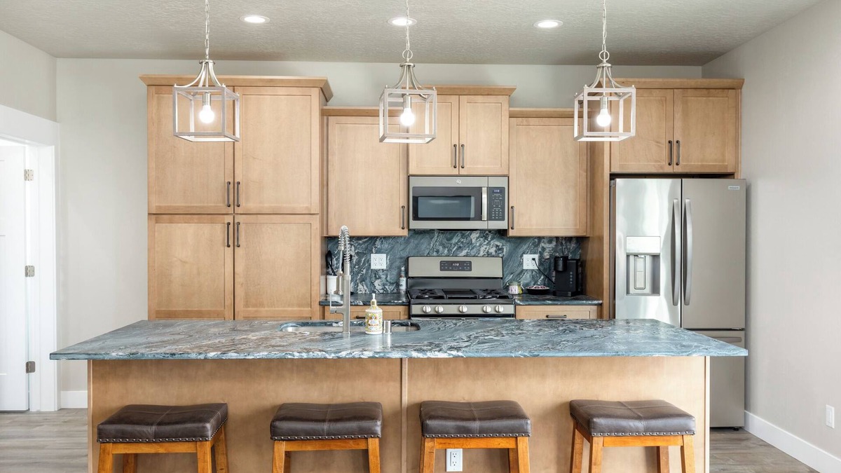 Elko House | #12 Spacious 5-bedroom, 3bathroom, 2 car garage house in Elko near Walmart