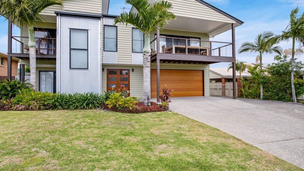Rainbow Beach House | 12 Tingira Close - Rainbow Beach. Pool. Aircon. Great family beach house