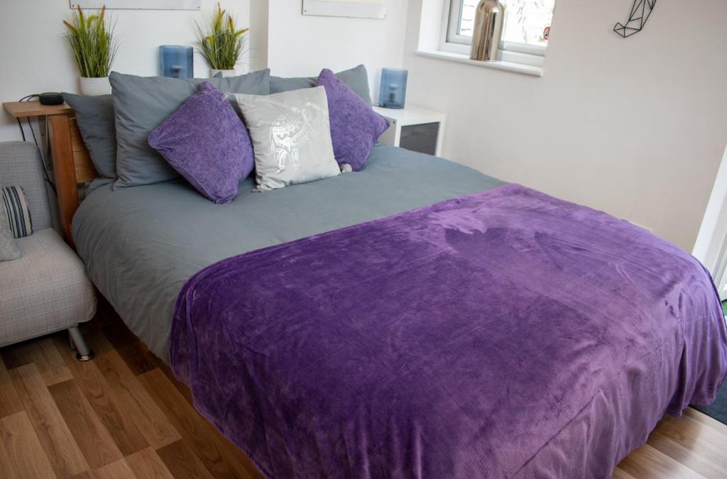 Bishop's Stortford Apartment | 121 Studio - Central Studio Apartment, Terrace & Full Kitchen - Airport & Train Shuttle