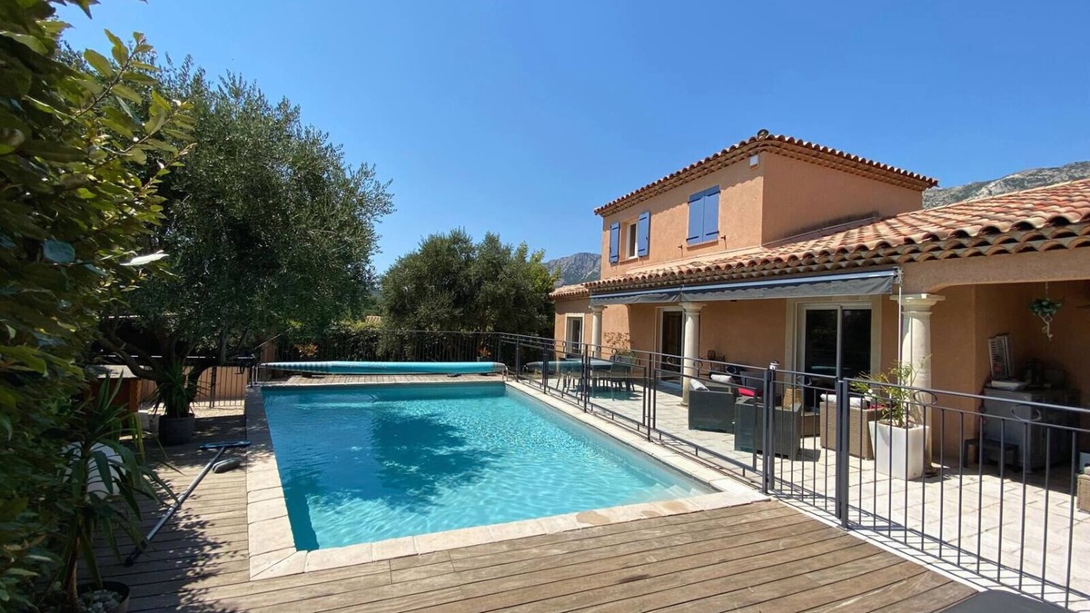 Puyloubier Villa | 125 m² villa with swimming pool facing sainte Victoire