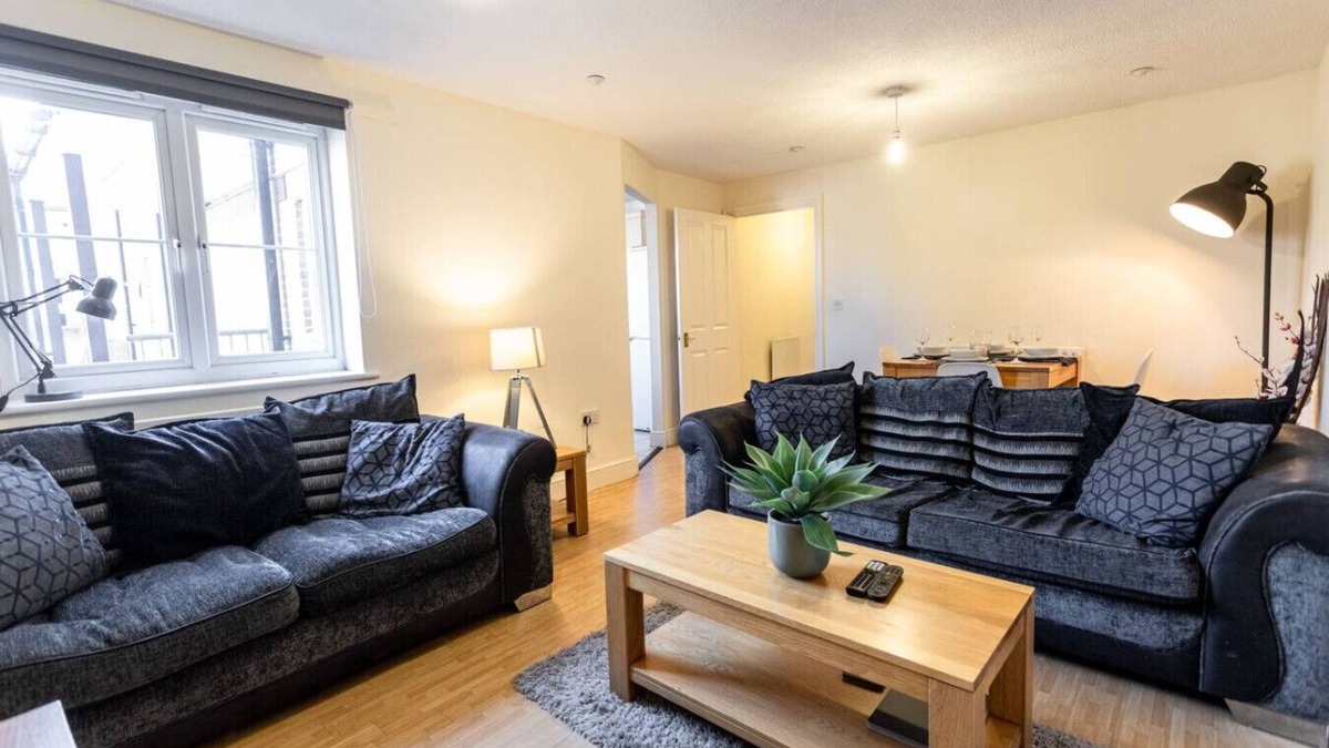 Swindon Apartment | 12FC Apartment 2 Bedroom Sleeps 4 Long Stay Disc